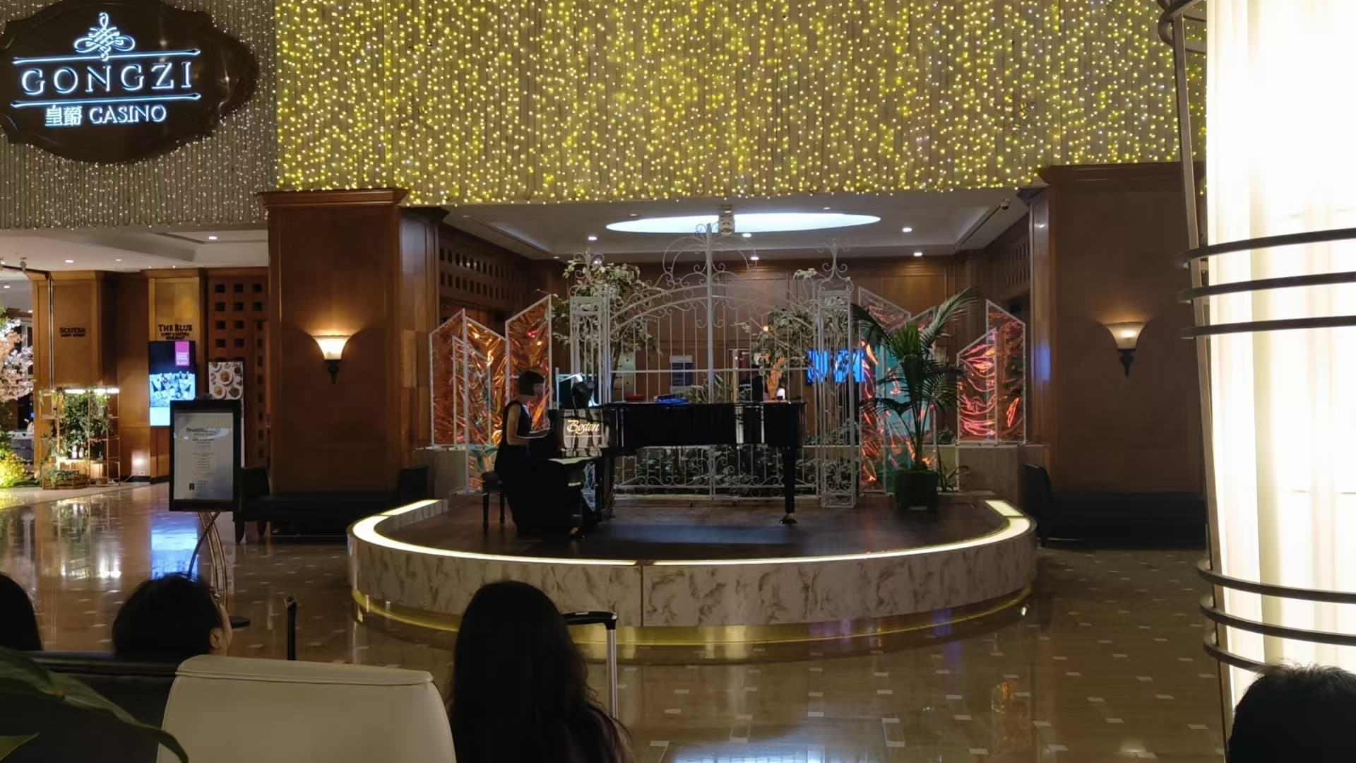 刚来酒店就看到小姐姐在大堂演奏钢琴~